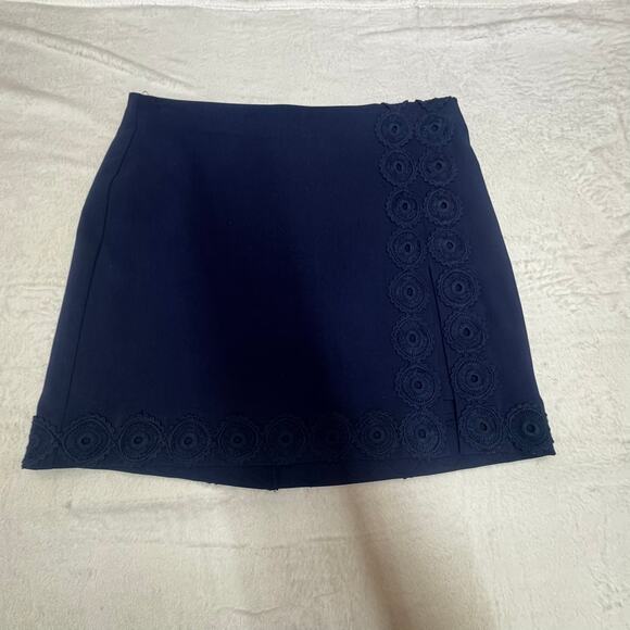 Crown & Ivy Navy Blue Slip On Skirt/Shorts Skort Sz10 Embroidered Hem Front Slit - Picture 10 of 11